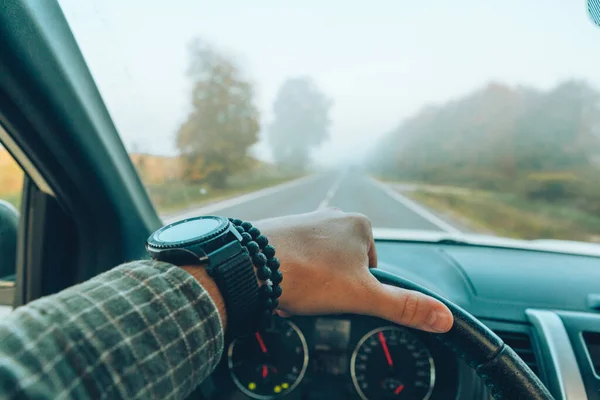 Autó utazási koncepció férfi kéz a kormánykeréken sebességváltó — Stock Fotó