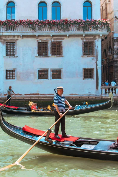 Венеція, Італія-25 травня 2019: гондолььє на Гранд-канал залучення романтичного туризму — стокове фото