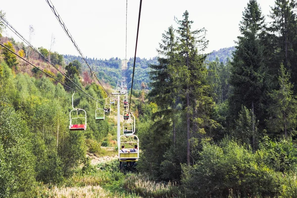 Zakhar Berkut, Ucraina - 7 settembre 2019: le montagne estive viaggiano sedia strada — Foto Stock