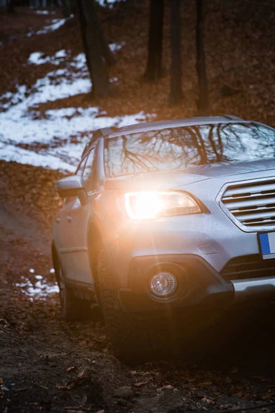 Fuoristrada viaggiare nella foresta invernale — Foto Stock