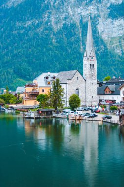 Göl kıyısındaki Evanjelik Hallstatt Kilisesi. Arka planda Alp Dağları.