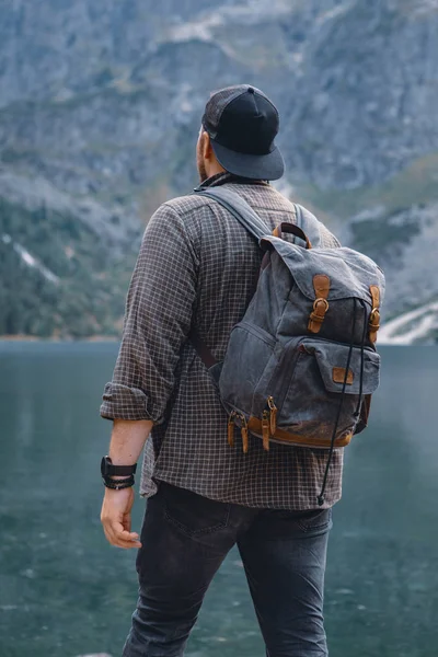 Сильный Мужчина Рюкзаком Озере Горах Туристическая Концепция — стоковое фото