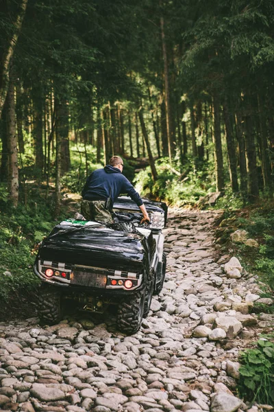 Człowiek Terenie Pojazdu Jazdy Kamiennym Szlakiem Lesie Lato — Zdjęcie stockowe