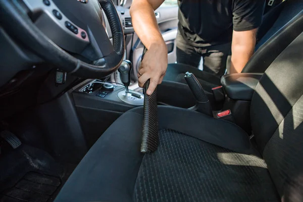 Homem Limpeza Dentro Carro Com Assentos Aspirador — Fotografia de Stock