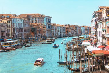 Venedik, İtalya - 25 Mayıs 2019: İtalya 'daki Grand Canal' da gondollar