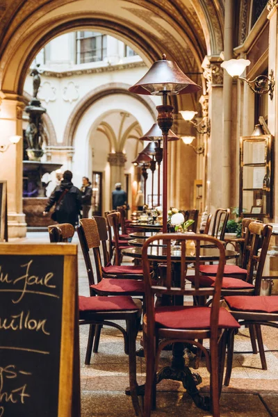 Utsikt Över Restaurang Café Bord Med Muggar Och Blomma Kopia — Stockfoto