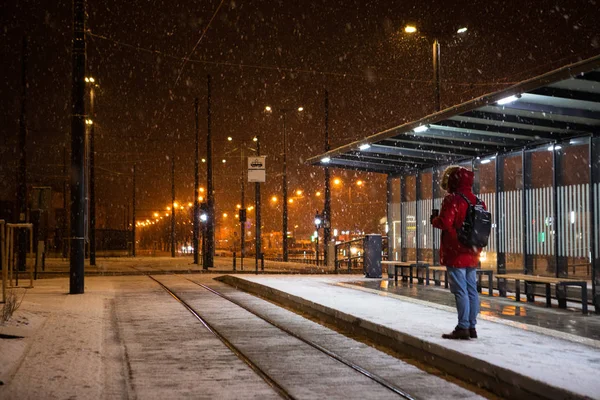 Hombre Abrigo Rojo Invierno Pie Parada Tranvía Autobús Espera Transporte — Foto de Stock