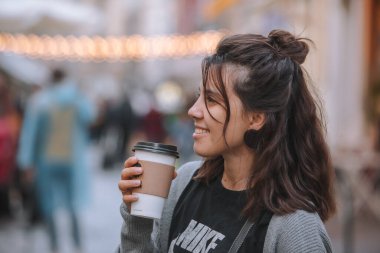 Lviv, Ukrayna - 17 Temmuz 2019: Tek kullanımlık kupa yaşam tarzından kahve içen genç ve güzel bir kadın