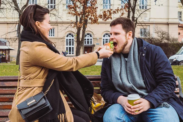 Young Adult Couple Eating Fast Food Bench City Park Lifestyle — Stock Photo, Image