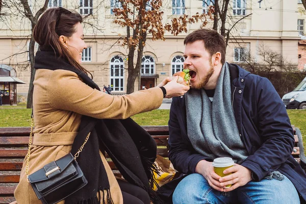 Pareja Adultos Jóvenes Comiendo Comida Rápida Banco Del Parque Ciudad — Foto de Stock