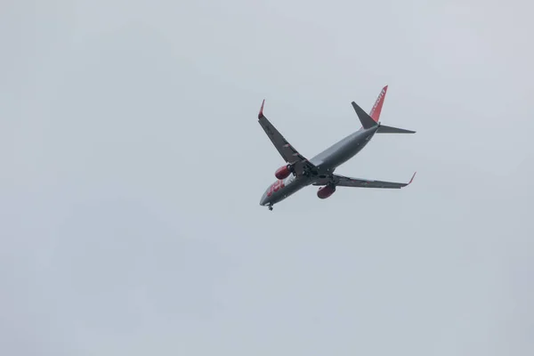 クロアチアのプーラ 2019年5月19日 曇りの空の着陸での大きな飛行機 — ストック写真