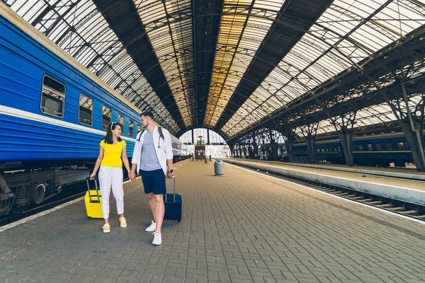 Pareja Joven Caminando Por Estación Tren Con Maletas Sobre Ruedas — Foto de Stock