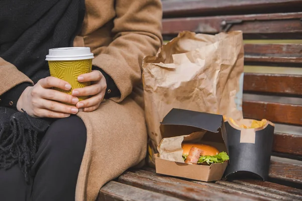 Vrouw Handen Close Houden Hamburger Met Koffie Kopje Fast Food — Stockfoto
