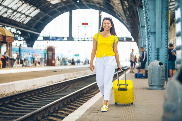 Lächelnde Frau Läuft Mit Gelbem Sack Auf Rädern Bahnhof Vorbei — Stockfoto
