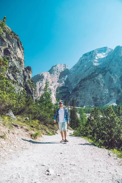 Νεαρός Άνδρας Σακίδιο Πόδια Από Βουνά Μονοπάτι Ηλιόλουστη Μέρα Καλοκαιρινές — Φωτογραφία Αρχείου