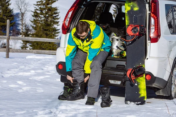 Egy Férfi Csomagtartóban Snowboardozik Hegyek Háttérben — Stock Fotó