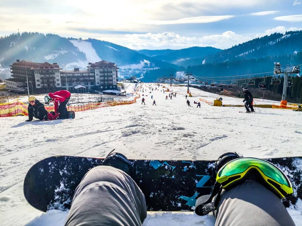 Snowboard Conceito Sentado Colina Pessoas Esquiando Para Baixo Espaço Cópia — Fotografia de Stock