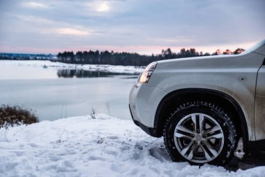SUV kış saati Riverside'ta arabadalar. yola gidiyoruz. yaşam tarzı