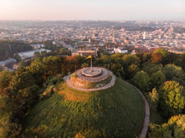 Yüksek Castle City Park 'ın sonbahar akşamının hava manzarası.