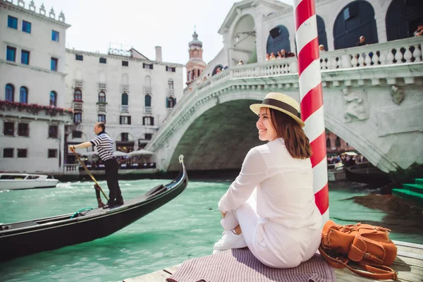 Mulher Sentada Perto Ponte Rialto Veneza Itália Olhando Para Grande — Fotografia de Stock