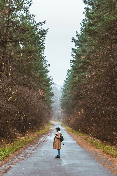 Femeie Care Merge Jos Drumul Gol Toamna Vreme Ploioasă — Fotografie, imagine de stoc