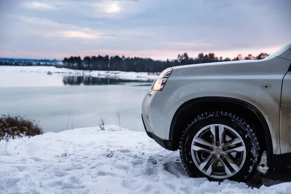 Suv Autó Riverside Téli Időben Közúti Utazás Életmód — Stock Fotó