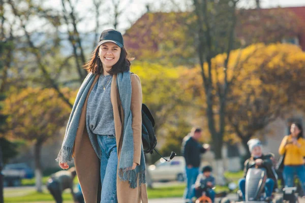 Mujer Joven Bastante Moda Caminando Abrigo Marrón Por Calle Ciudad —  Fotos de Stock