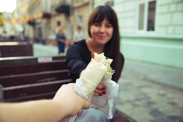 Jong Glimlachen Vrouw Eten Fast Food Buiten Stedelijke Rush Levensstijl — Stockfoto