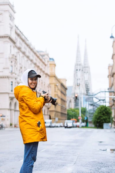 Турист Фотограф Фотографує Вулицю Міста Дзвіницею Церкви Задньому Плані Vienna — стокове фото