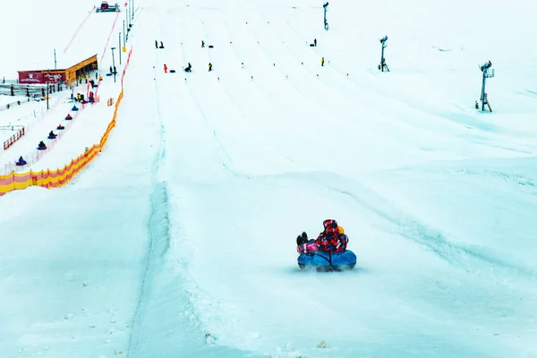 Gente Diverte Tubi Neve Giù Dalla Collina Invernale Periodo Invernale — Foto Stock