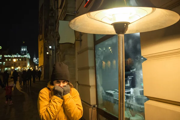 Женщина Стоит Улице Рядом Обогревателем Зимнее Время Холодная Погода — стоковое фото