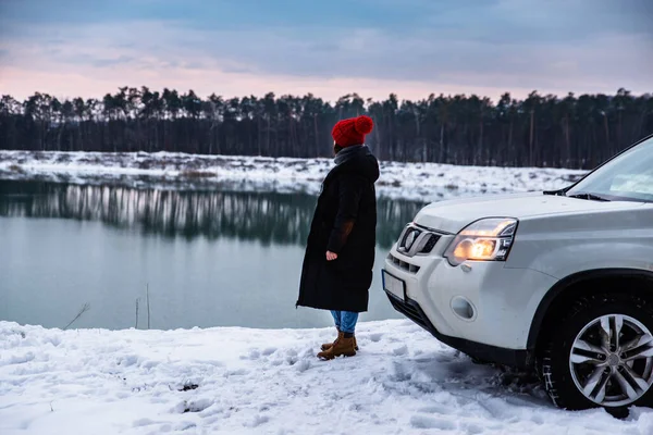 Jonge Volwassen Vrouw Winterkleding Met Rode Hoed Met Bubo Staan — Stockfoto