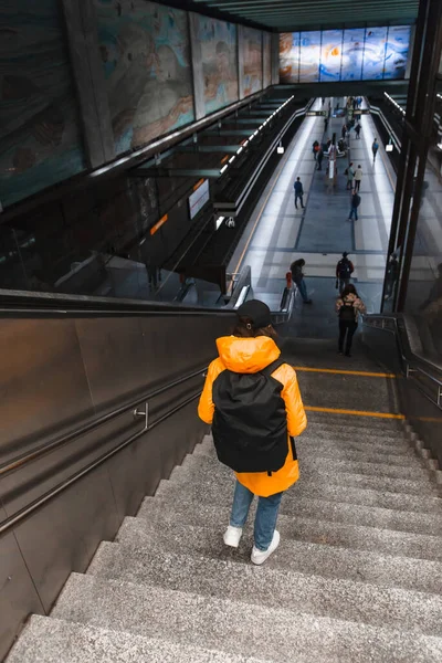 Kvinna Promenader Med Trappor Ner Till Tunnelbanan Tunnelbanestation Stad Stadstrafik — Stockfoto