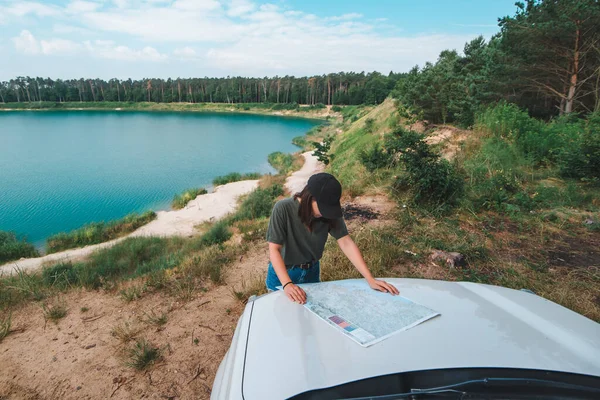 Mulher Verificando Com Mapa Lago Capô Carro Suv Com Água — Fotografia de Stock