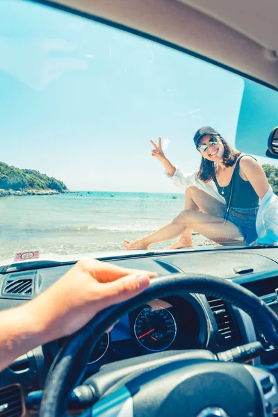 Mann Sitzt Auto Frau Liegt Auf Motorhaube Meer Sommerferien — Stockfoto