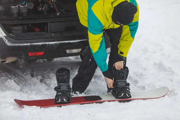 Homem Mudando Botas Regulares Para Snowboard Lugar Estacionamento Perto Carro — Fotografia de Stock
