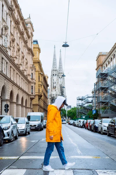 Mulher Cruzando Rua Velha Igreja Torres Fundo Vienna Áustria — Fotografia de Stock