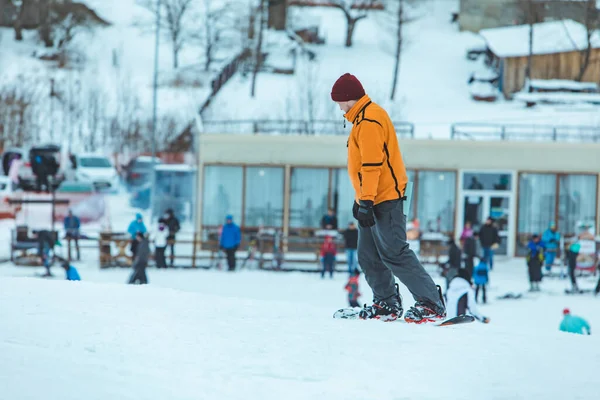 Jeune Homme Chevauchant Snowboard Par Colline Hiver Style Vie Sportif — Photo