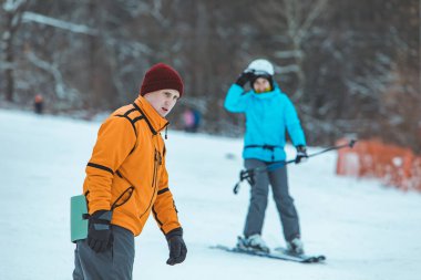 Winter Hill 'de snowboard yapan genç bir adam. spor yaşam tarzı