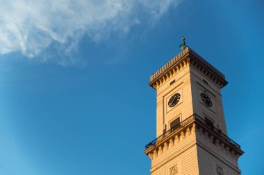 Lviv çan kulesinin görüntüsü. Kopya uzay günbatımı zamanı.