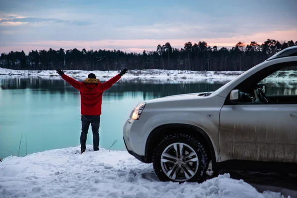 Homme Près Voiture 4X4 Heure Hiver Lac Avec Forêt Sur — Photo