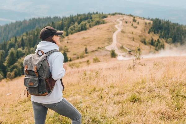 Concetto Escursionismo Donna Con Zaino Montagna Alta Stagione Autunnale — Foto Stock