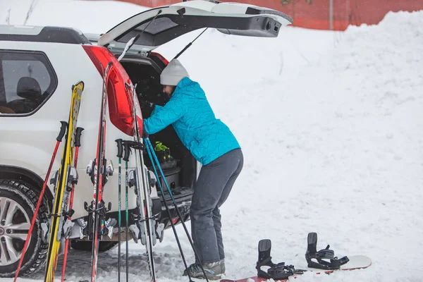 Kazkova Polyana Ucrania Enero 2019 Mujer Reuniéndose Para Esquiar Coche — Foto de Stock