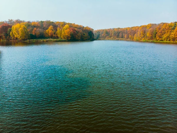 Widok Jesienny Las Jeziorem Spokojne Miejsce — Zdjęcie stockowe
