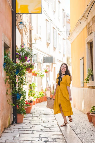 Turistka Žlutých Slunečních Šatech Procházky Malé Chorvatské Městské Ulici Koncepce — Stock fotografie