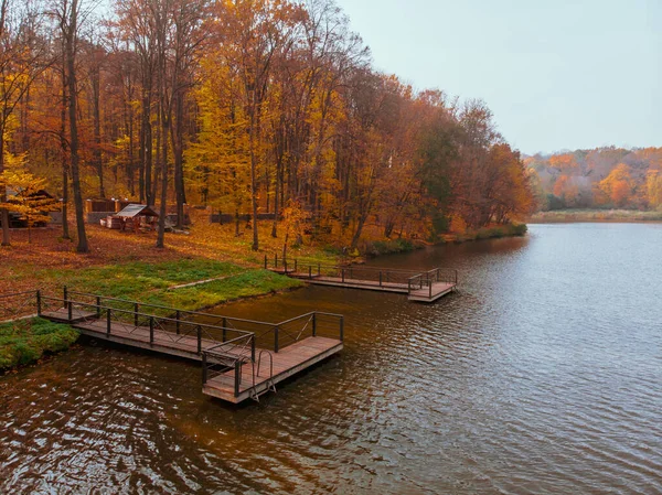 Luftaufnahme Von Herbst Waldpark Der Nähe Des Sees Mit Piers — Stockfoto