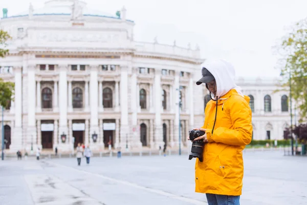 Mladá Hezká Žena Fotografka Profesionální Kamerou Přední Části Staré Operní — Stock fotografie