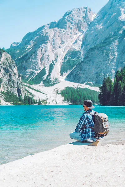Homem Sentado Praia Lago Com Montanhas Mochila Fundo Itália Dolomitas — Fotografia de Stock