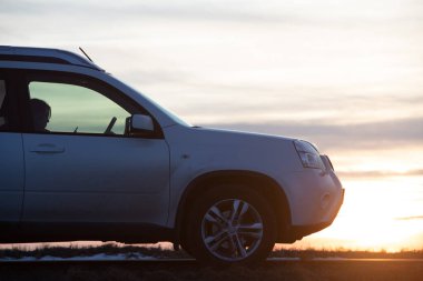 Araba yolculuğu konsepti. Gün batımı yolda. Yaşam biçimi