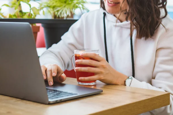 Young Gorgeous Woman Working Laptop Cafe Drinking Warm Tea — Stock Photo, Image